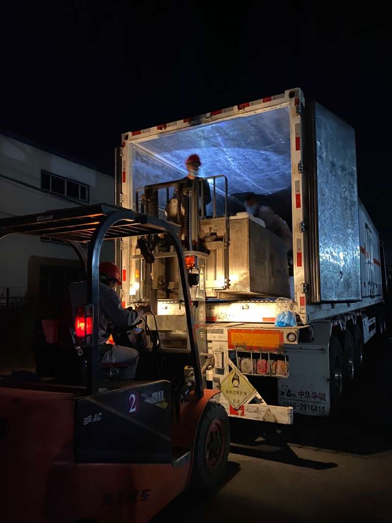  迎著遠(yuǎn)處微微發(fā)亮的天際，他們?cè)僖淮翁ど狭恕罢鞒獭? /></a></div>
<div   id=